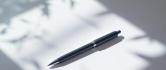 Минималистическое изображение с черной ручкой на белом фоне.